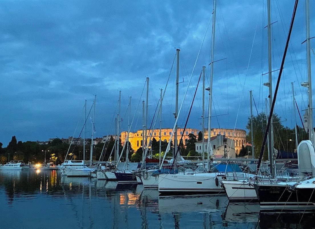 Pogled iz ACI Marine Pula prema Areni