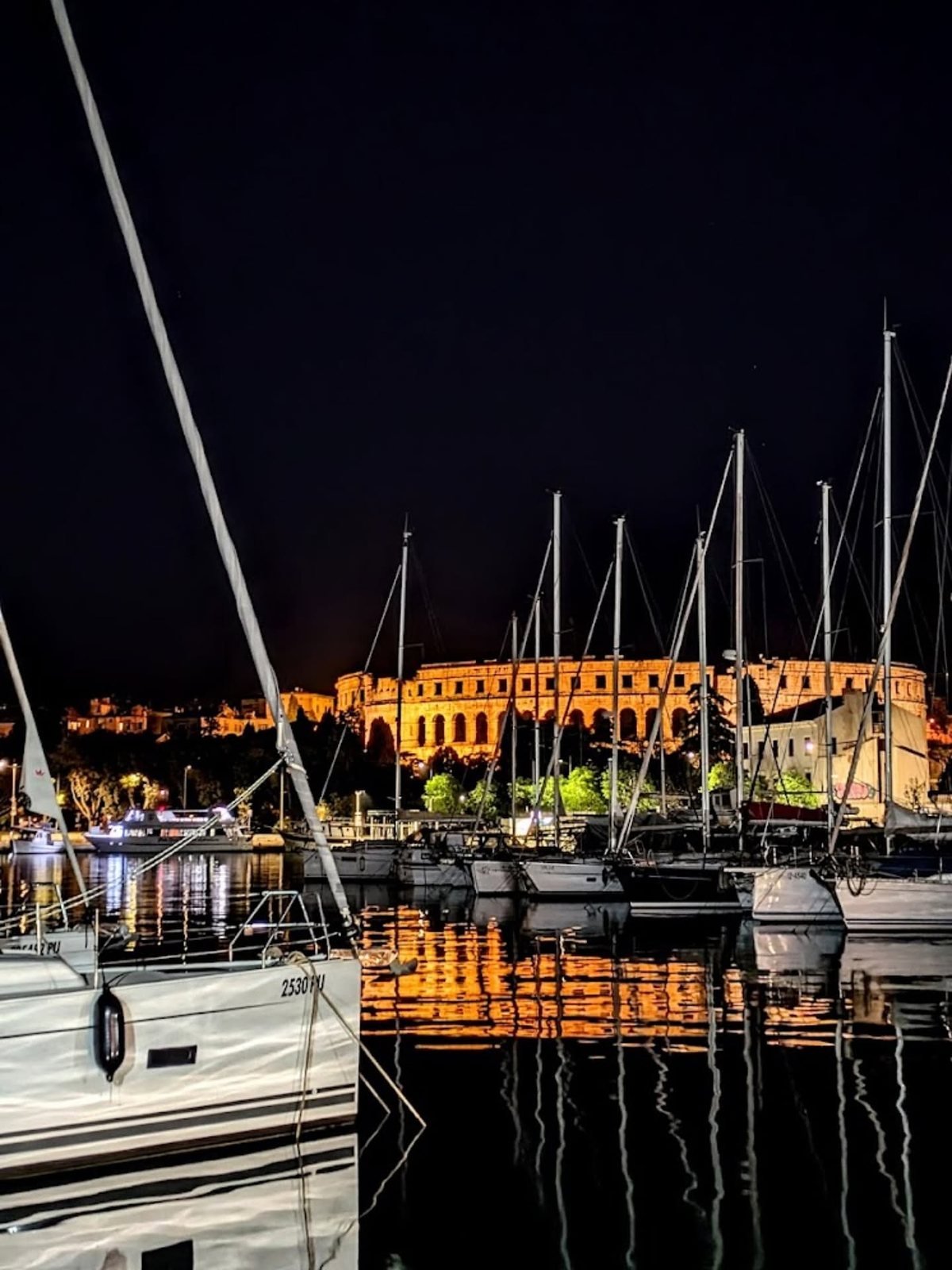 Vecernji pogled na marinu i Arenu