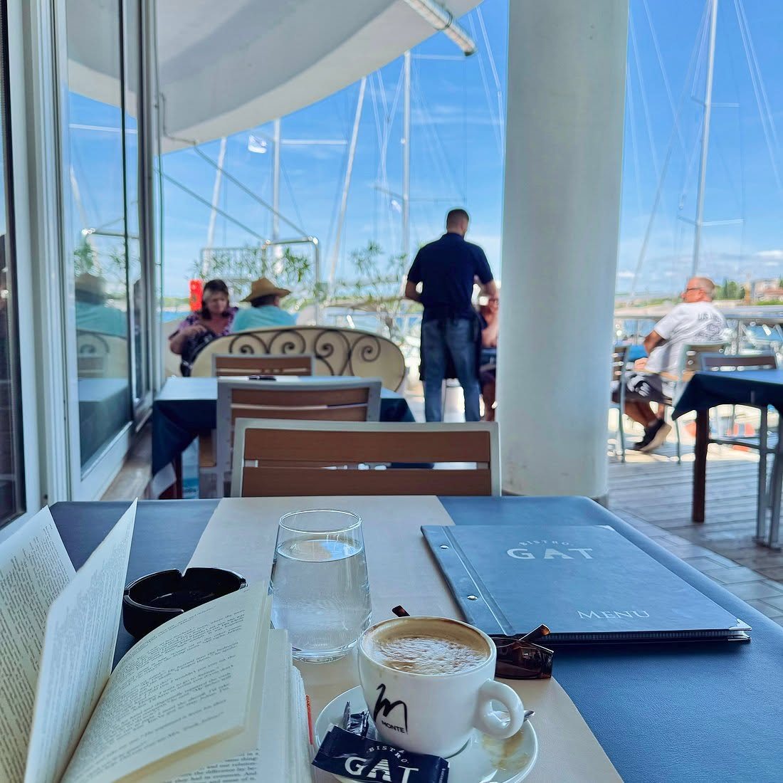 Terasa Bistro Gat s pogledom na marinu